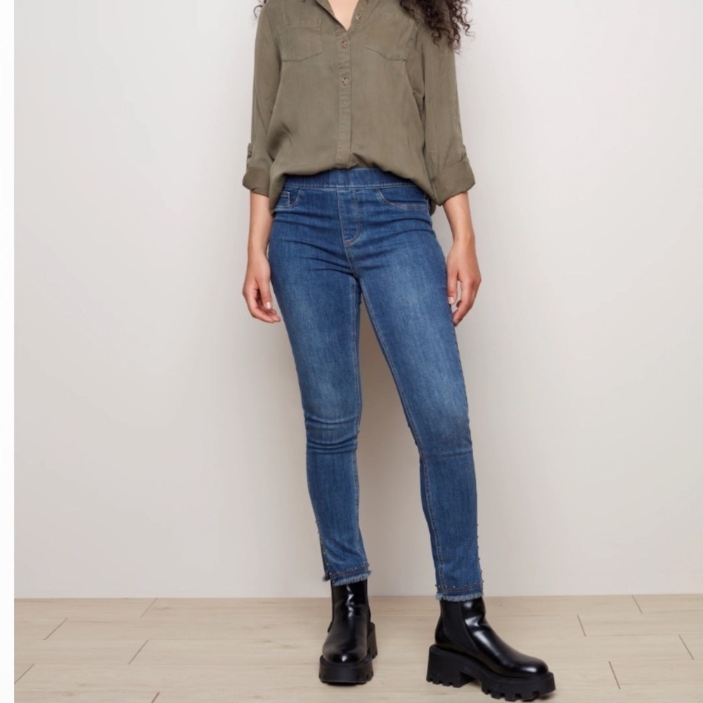 New Charlie B. Jeans Pull-On Side Slit With Studs in Medium blue size 6